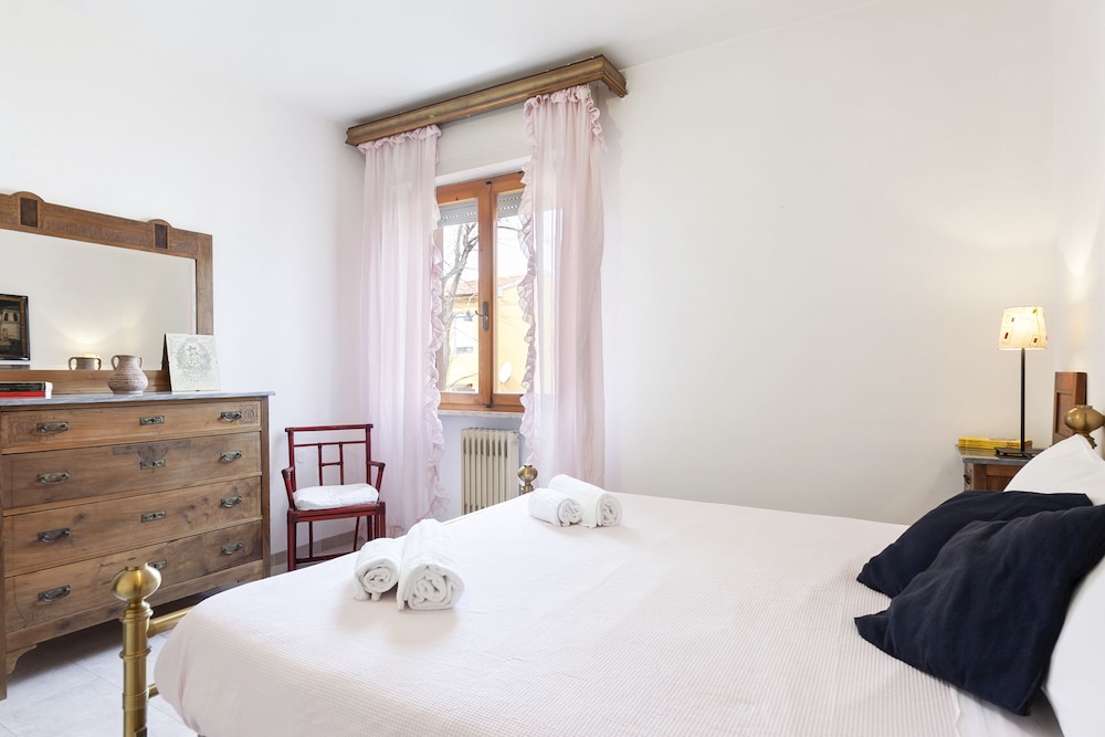 Pisa Hospital Apartment with Parking and Balcony view 2