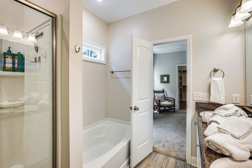 1 Mi to Riverfront: Darien Family Home