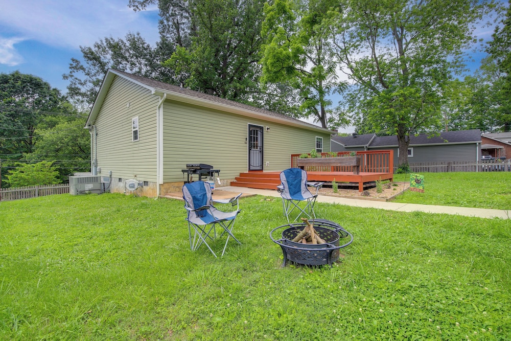 Commuter-friendly Home: 3 Mi to Dtwn Knoxville!