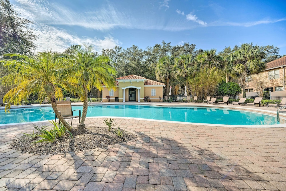 4 Mi to Wdw: Sleek Townhome w/ Community Pool!