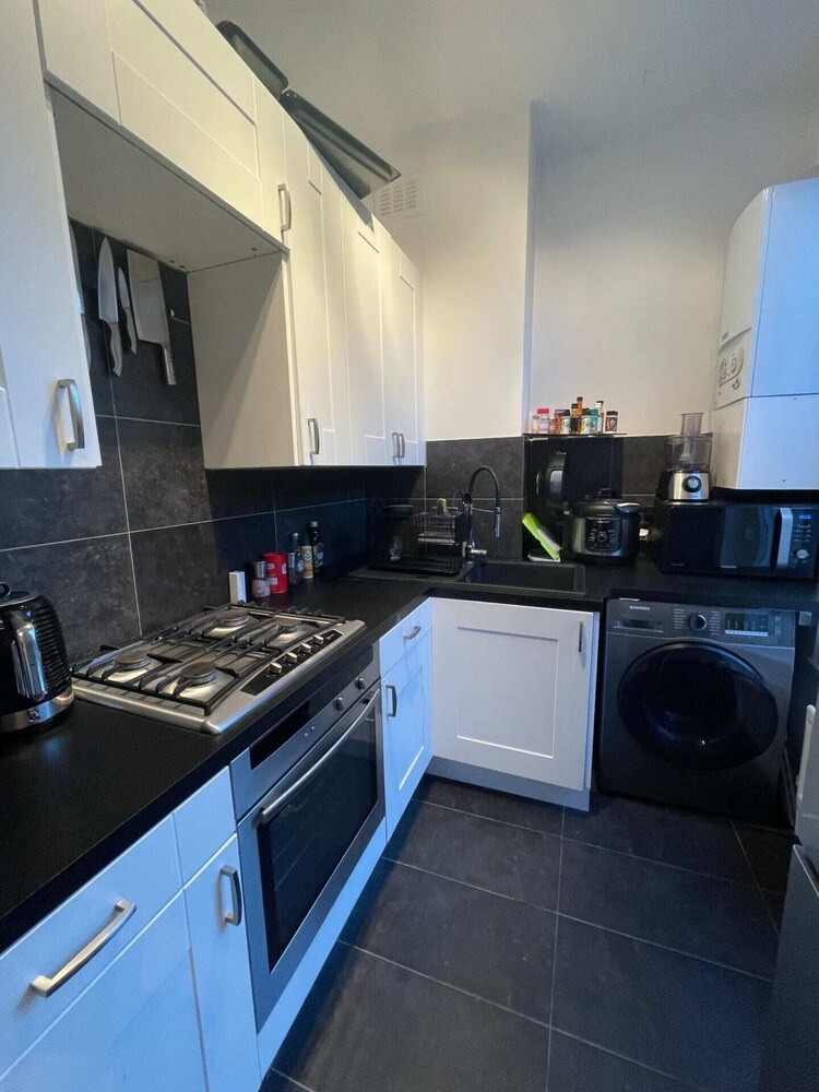 Stylish and Spacious 1 Bedroom Flat