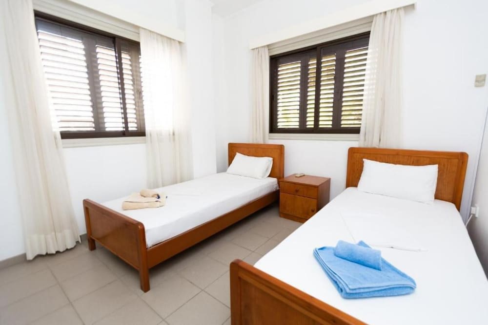 Stunning and Relaxing 3-bed House in Pomos view 3