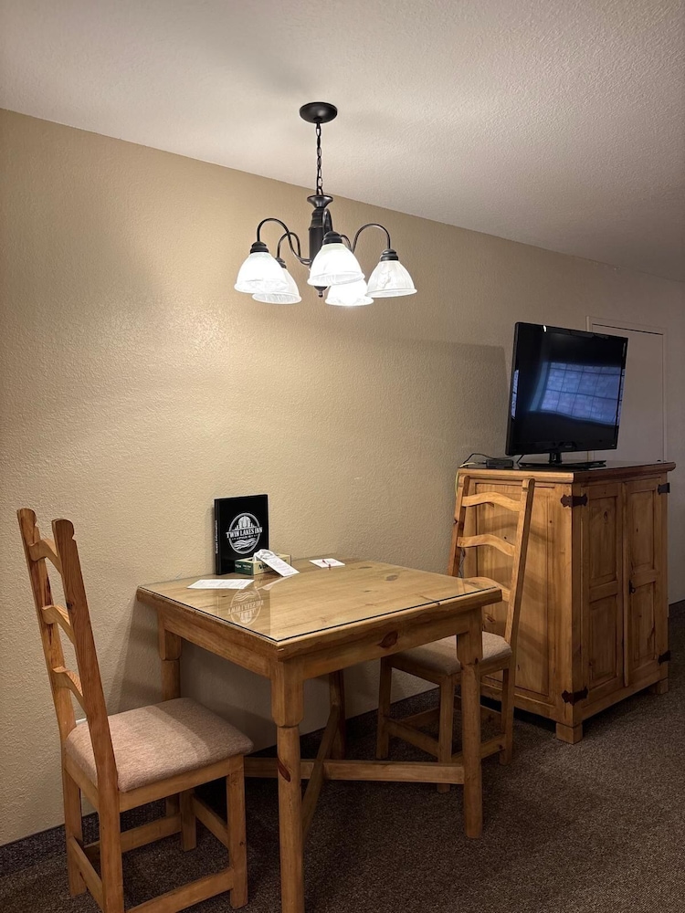 Twin Lakes Inn and RV