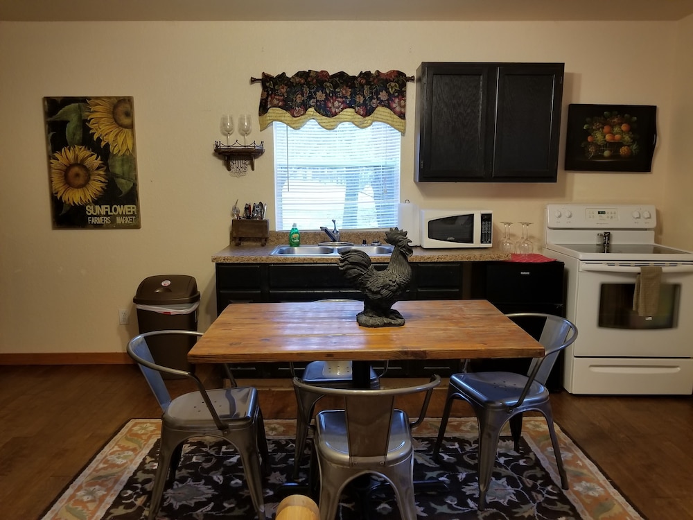 Mendelbaum Winery Guest Cabins