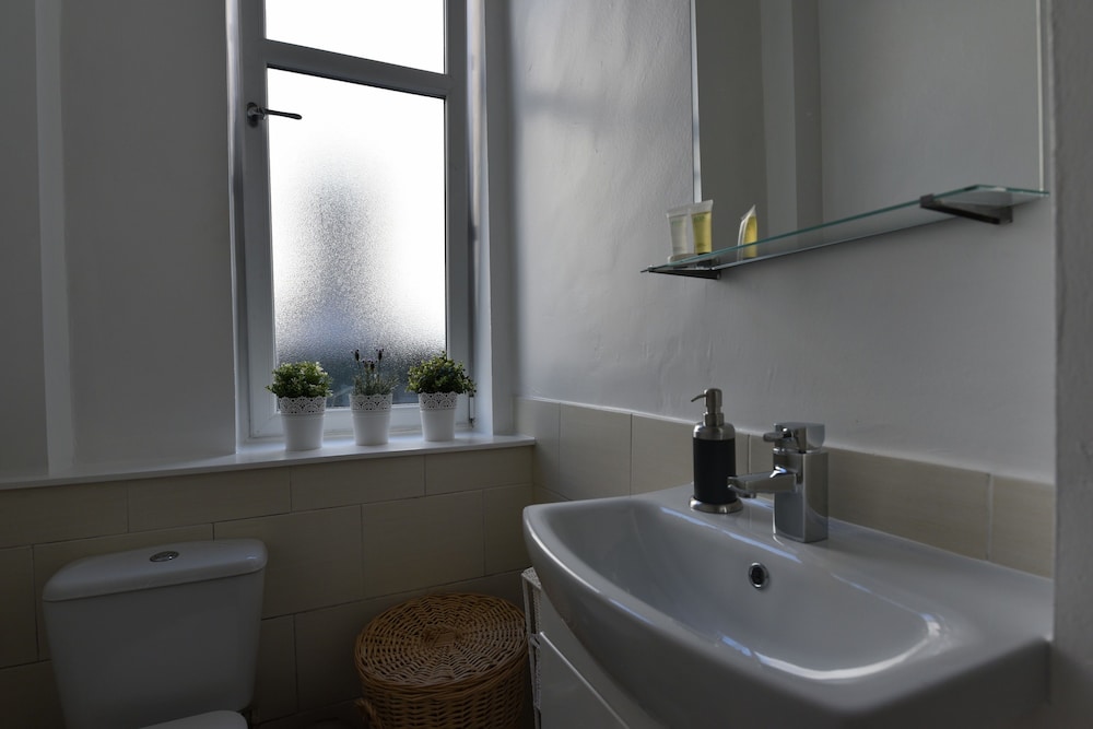 First - Meadowbank House Apartment