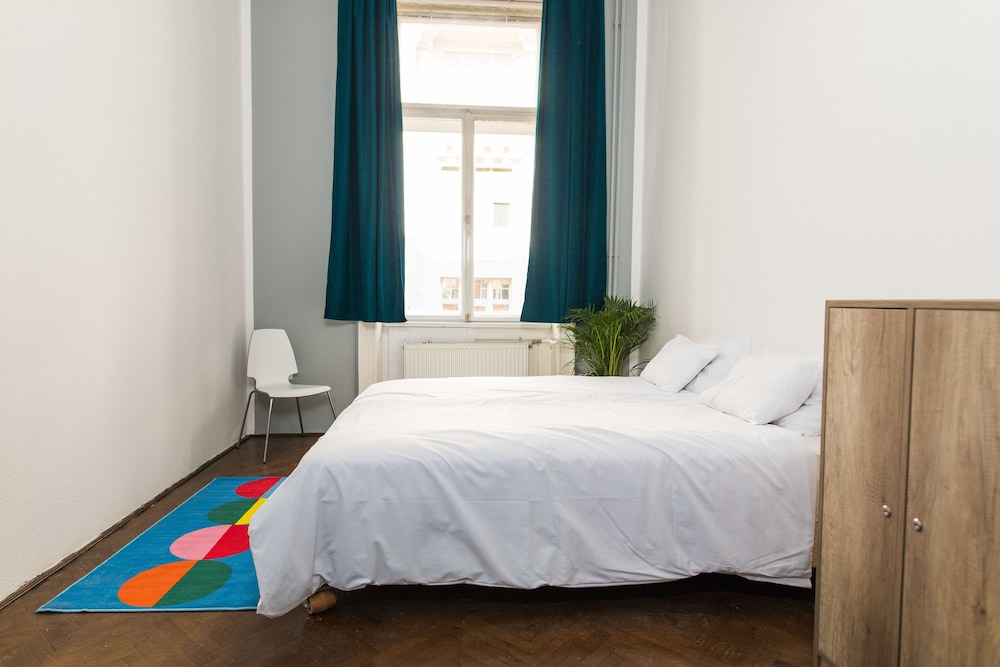 2B Hostel & Rooms