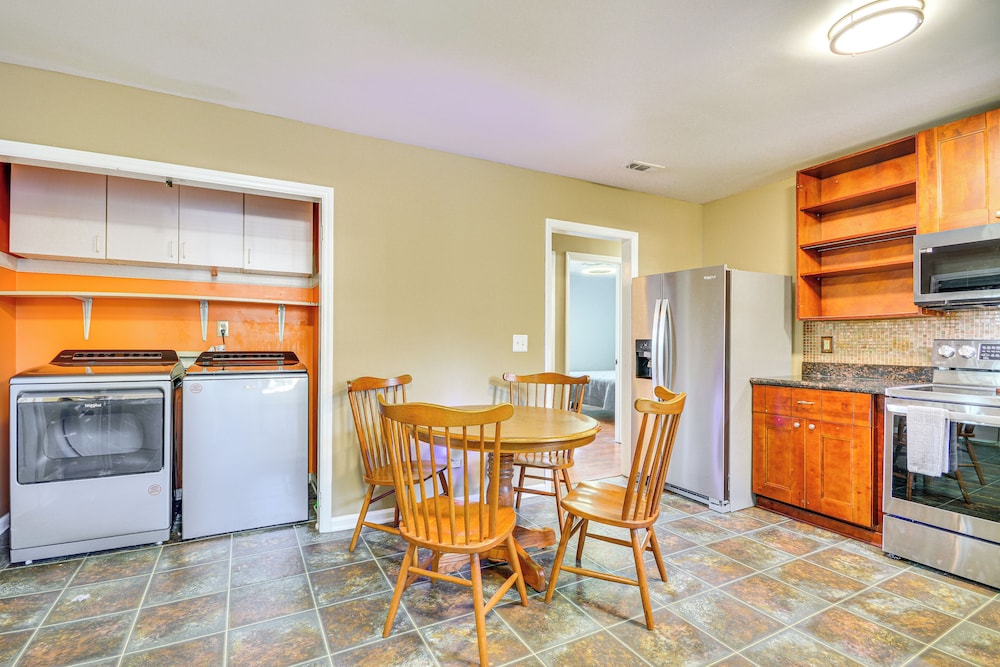 2 Mi to Dtwn Greensboro: Pet-friendly Retreat!