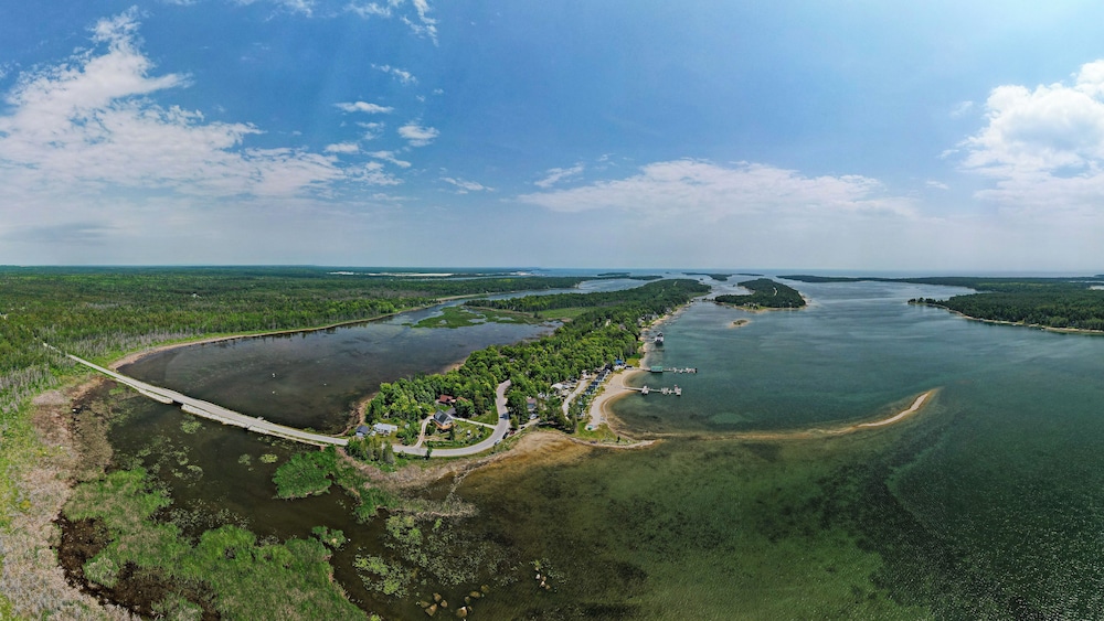 Les Cheneaux Islands Cabin 4 w/ Deck: Pet Friendly