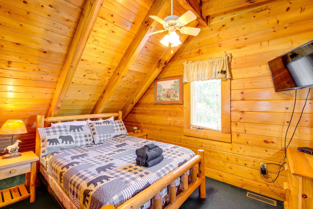 Walk to Pigeon Forge Pkwy: Hot Tub Hideaway! view 3