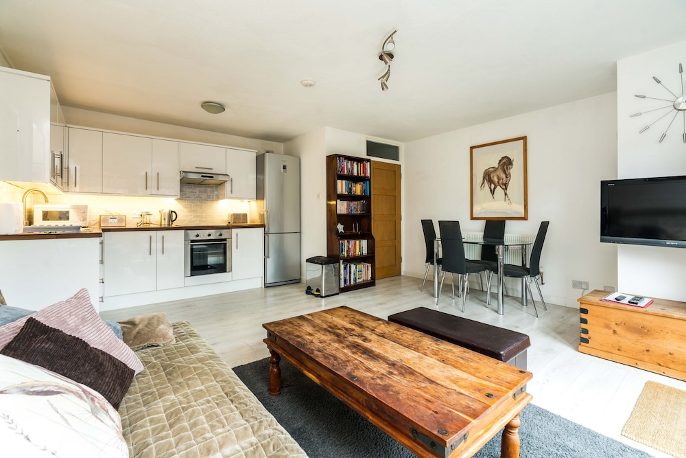 Luxury Islington Apartment With Balcony