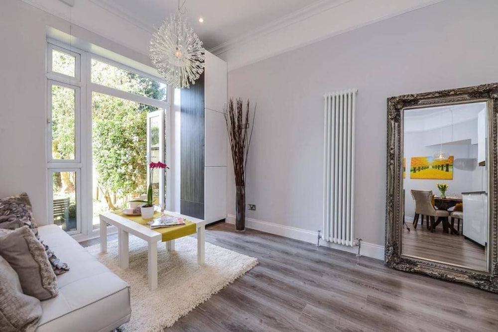 Elegant Ealing Apartment Retreat