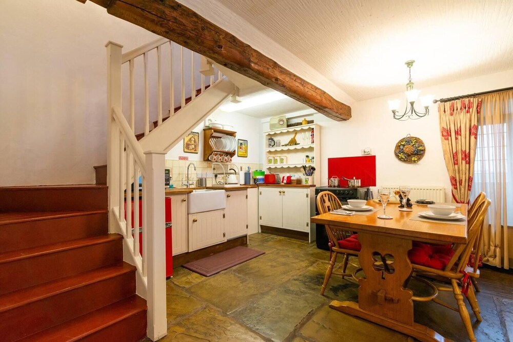 Beautiful Luxury Cottage on Lake Side, England view 3