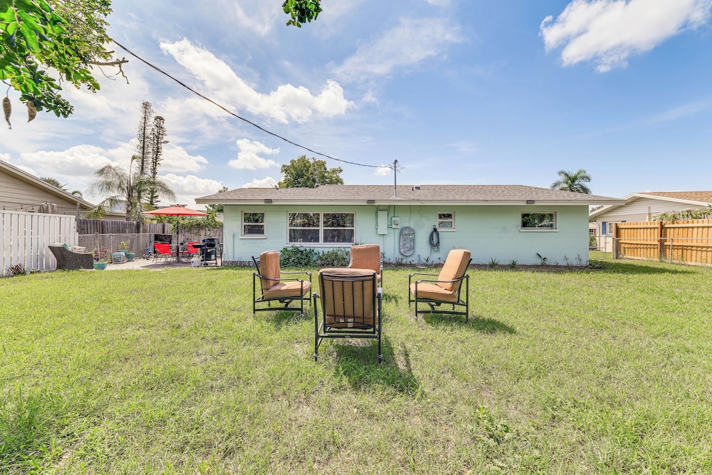 Backyard Hangouts: Bradenton Home Near Dining!