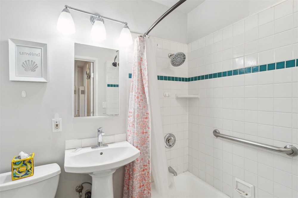 Beautiful 2 Bed Beach Condo #104 2 Bedroom Condo by RedAwning