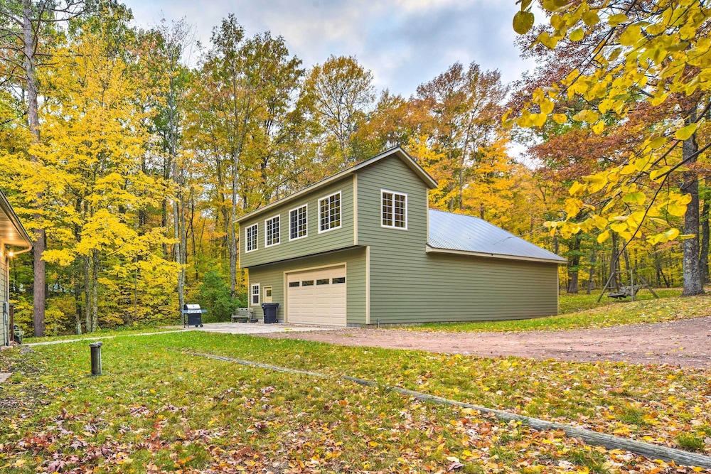Cozy Hayward Cottage w/ Dock & Lakefront View