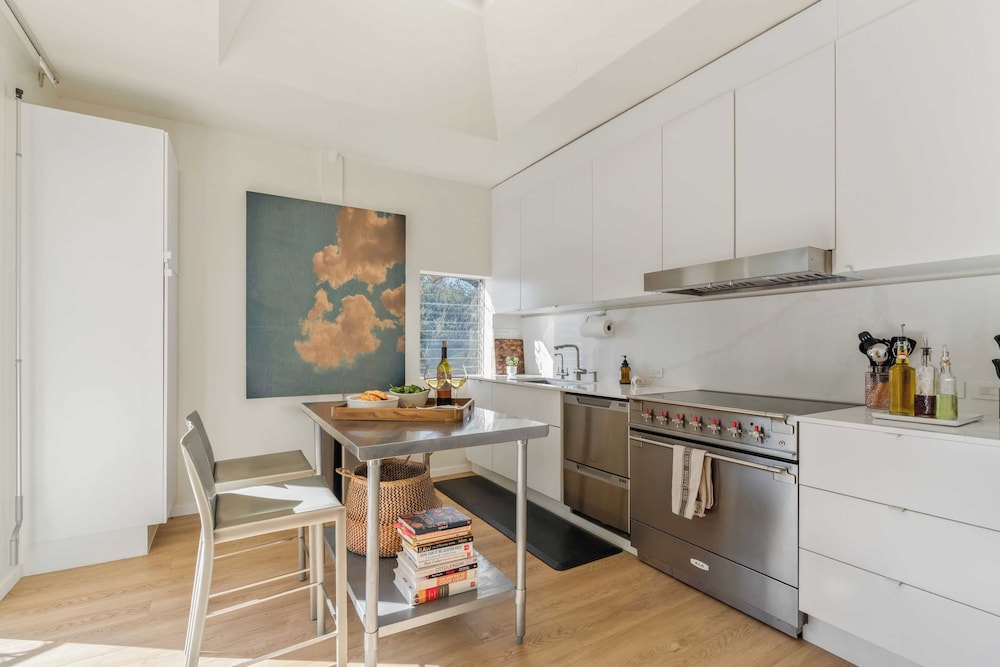 Sleeps 10, Luxe 2 Homes Malibu Hills Retreat Cielo Estate by Avantstay