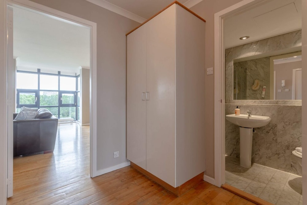 Bright, Modern One-bed With Stunning View of Thames
