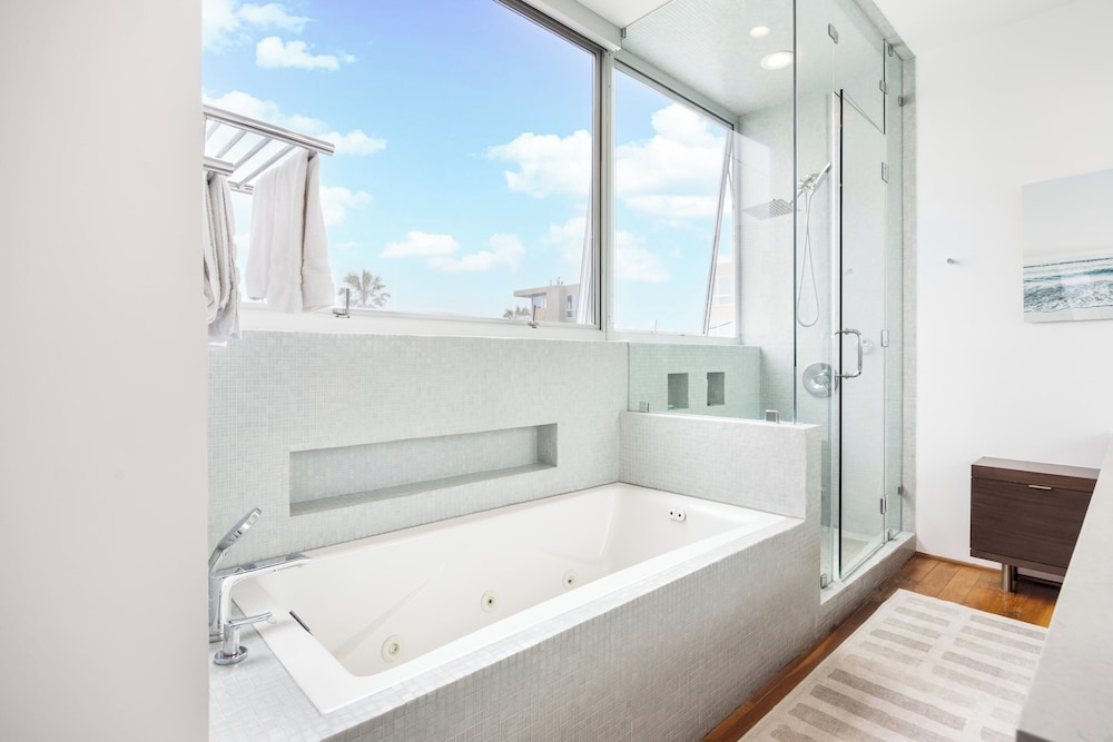 Venice View by Avantstay Walk to Venice Beach Rooftop, Ice Bath, Luxe Design