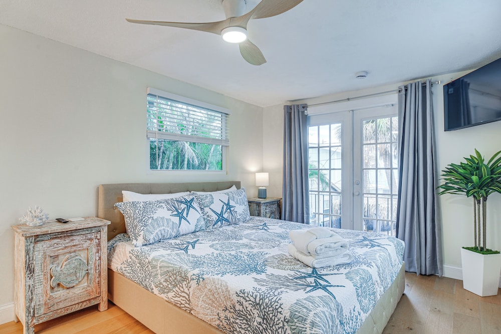 Walk to Beach: Treasure Island Gem w/ Golf Cart!