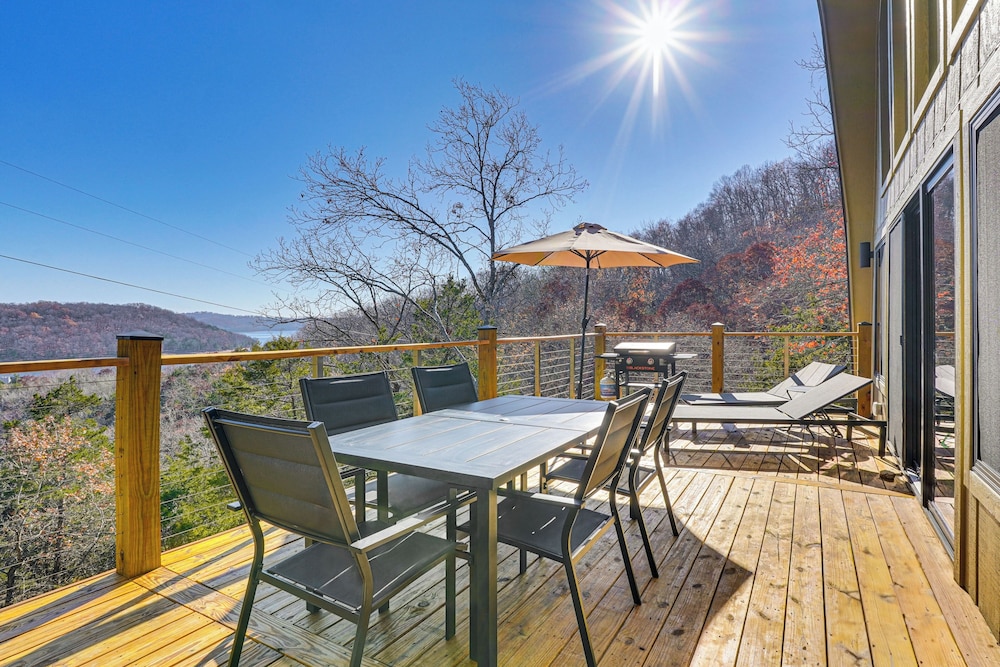 Fish, Swim & Kayak: Spacious Beaver Lake Home!
