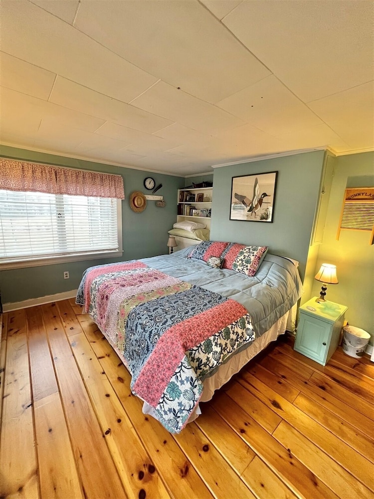 Mary's Lakeview - Limit 10 4 Bedroom Home by RedAwning view 3