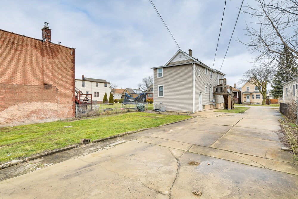 Blue Island Apartment: Walk to Metra! view 2