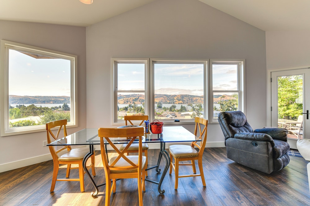 1 Mi to Downtown Benicia: Scenic Cliffside Escape
