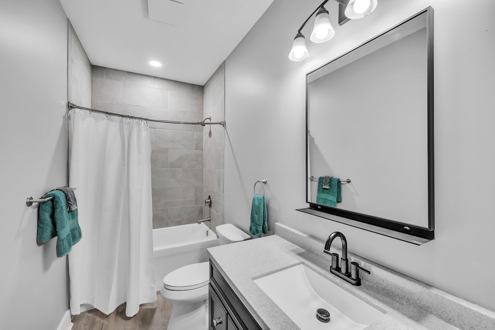 Pet-friendly Getaway With Golf & Private Patio Retreat 4 Bedroom Home