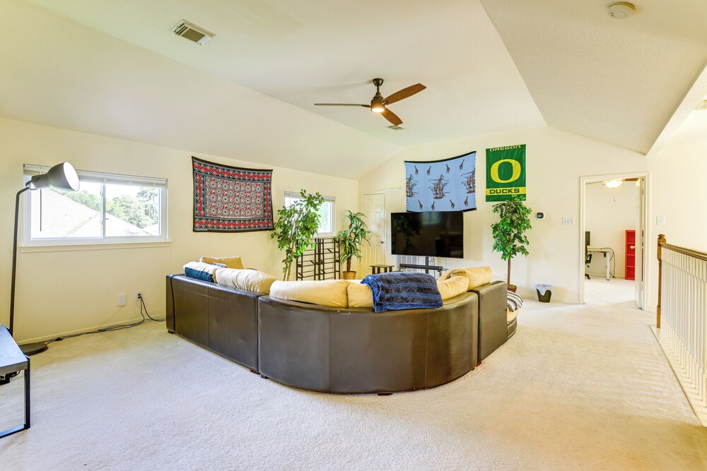 4 Mi to Old Town Spring: Family Retreat w/ Yard!