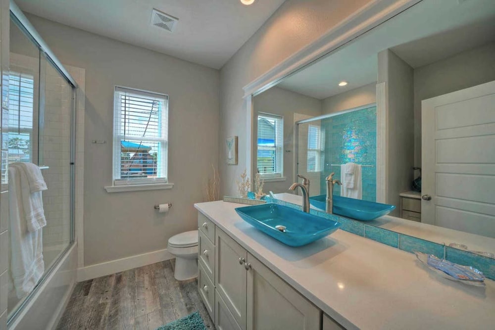 Sleeps 21, 2 Homes 2 Private Pools, Fire Pit, Swing Bar Walk to the Beach