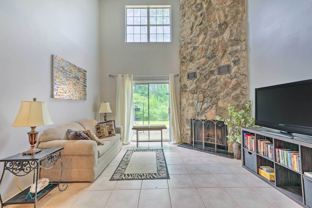 Norcross Townhome ~ 18 Mi to Dtwn Atlanta!