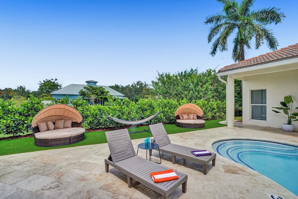 The Grand Luxe 8BR Villa w Pool and Basketball