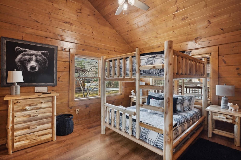 Bear Tracks 2 Bedroom Cabin by RedAwning view 3