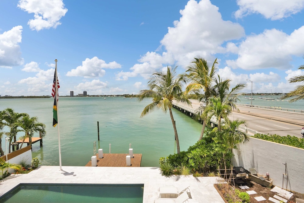 Miami Stunning Waterfront Villa Escape