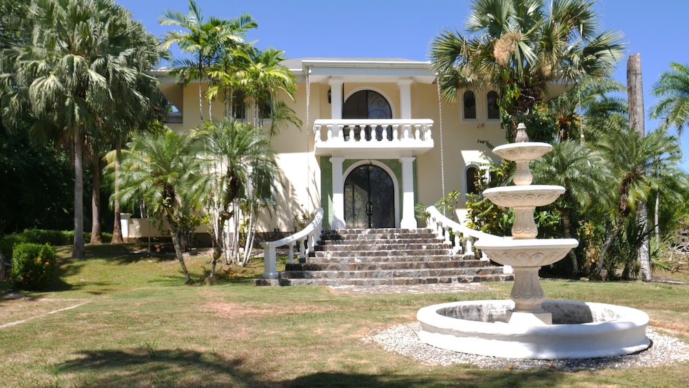 Villa Quebrada Estate