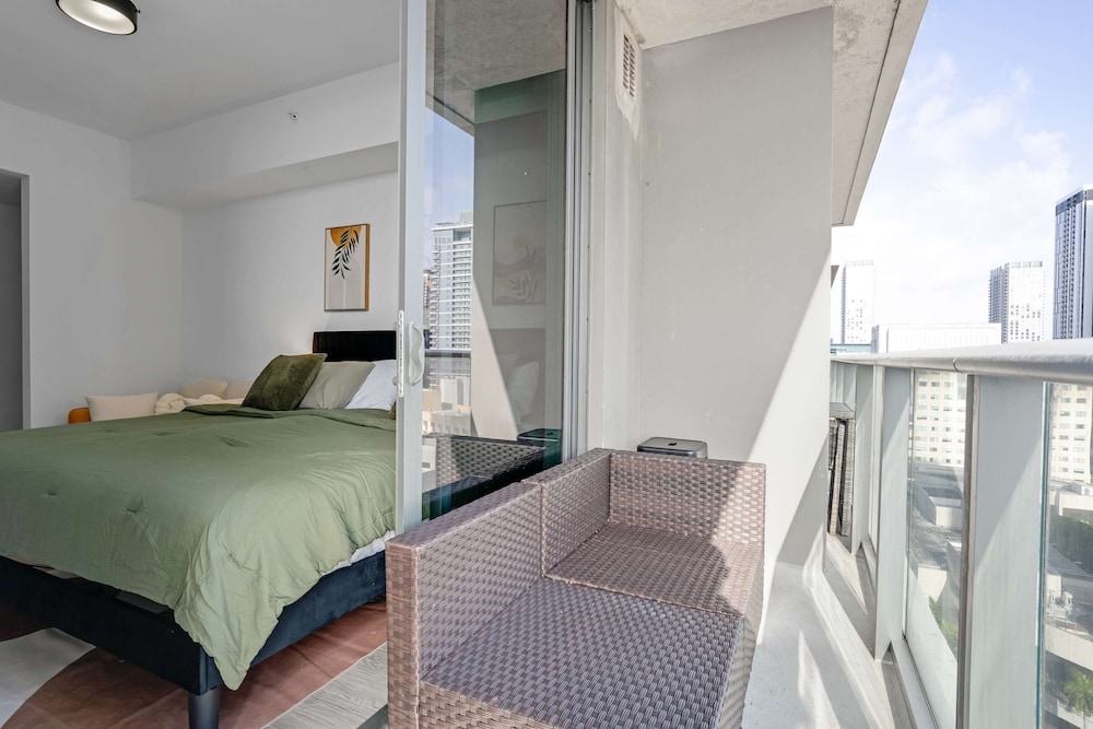 CBD Luxepad 2b2b With City Bay Views Gym Lounge