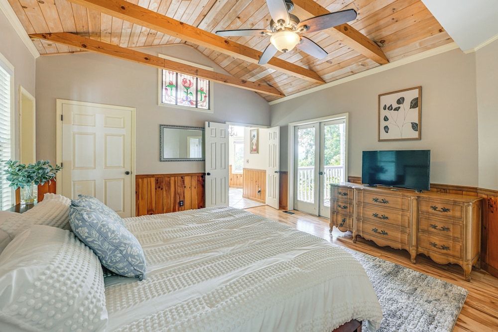 5-story Group Getaway w/ Game Room in Franklin!