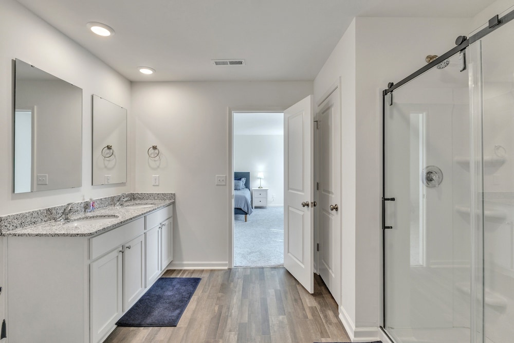 5br Pet Friendly Retreat With Garage Parking 5 Bedroom Home