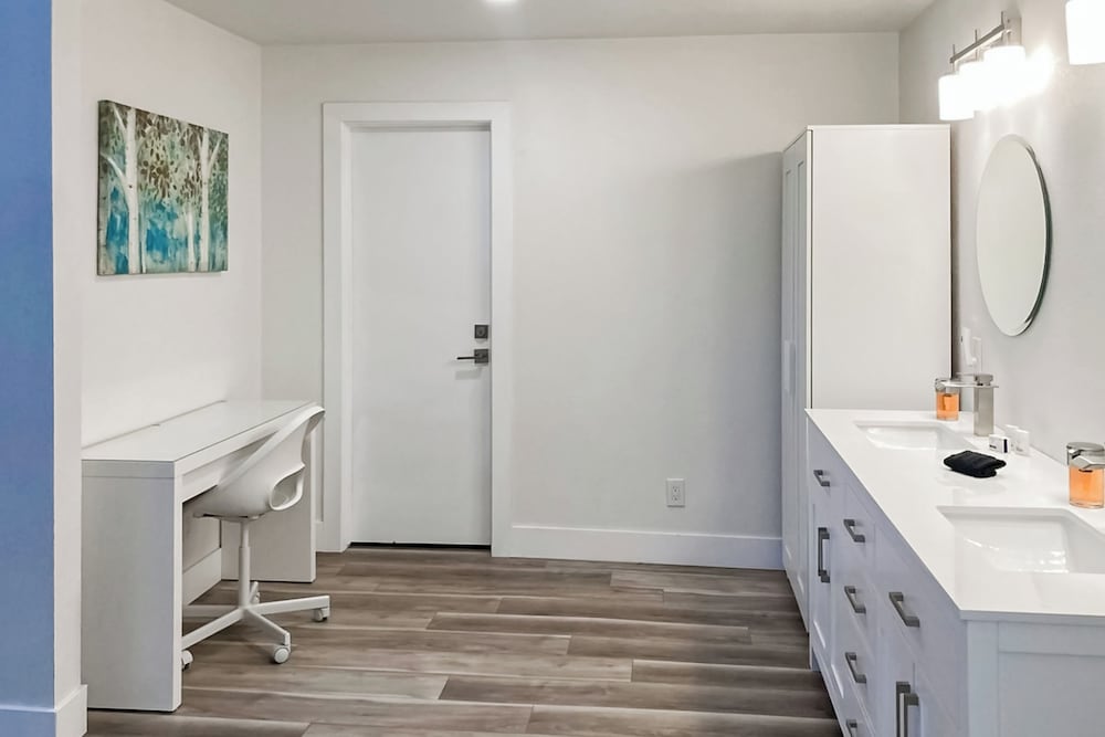 3 BR Lake Condo w/ Shared Pool & Spa