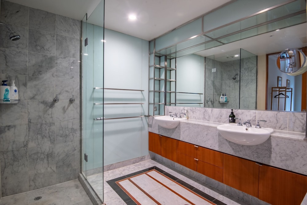 Elegant 4B 2B Unit in Melbourne CBD w/ Parking!