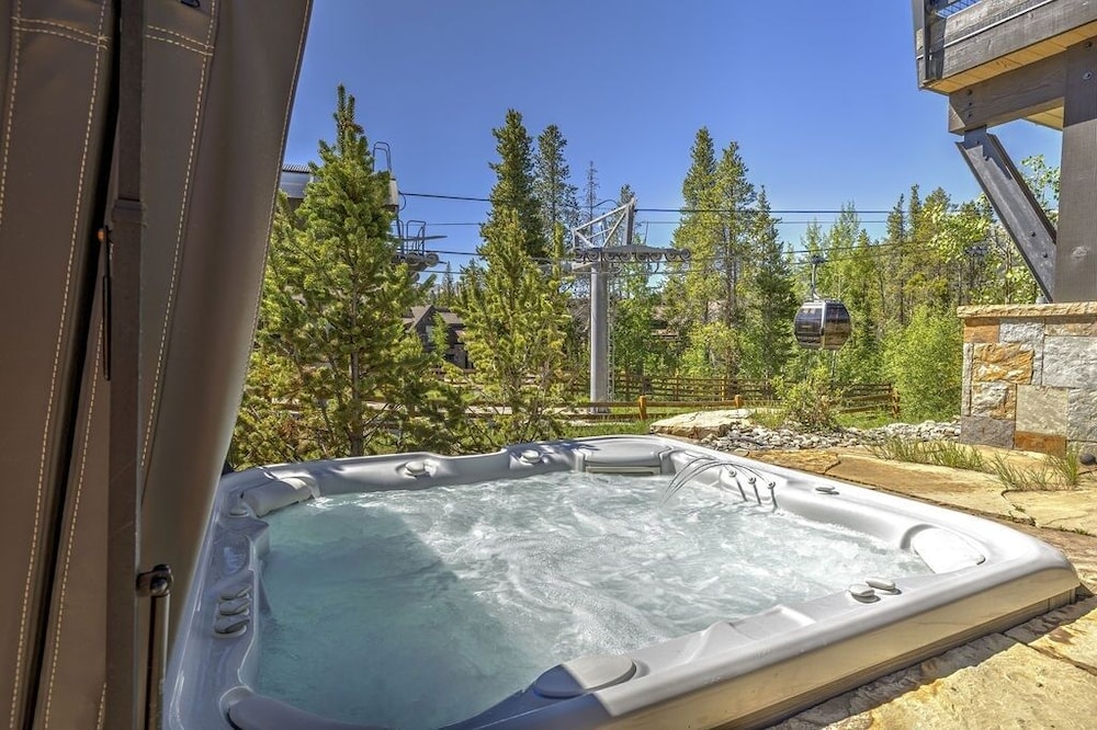 Falcon Haus 4 Bedroom Townhouse by RedAwning