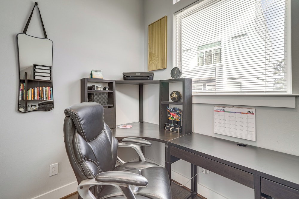 Close to Restaurants: Houston Haven w/ Balcony!