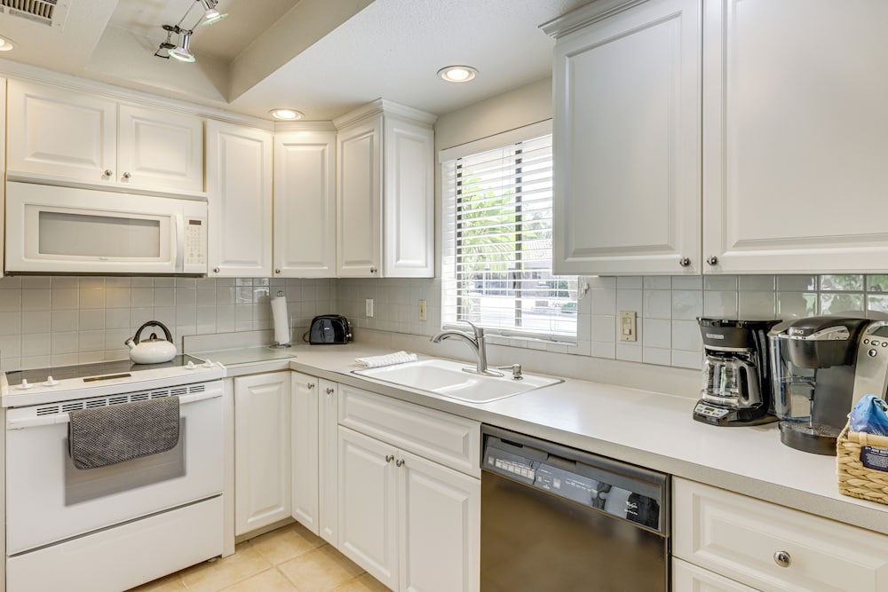 Golf & Swim: Country Club Condo in Palm Desert