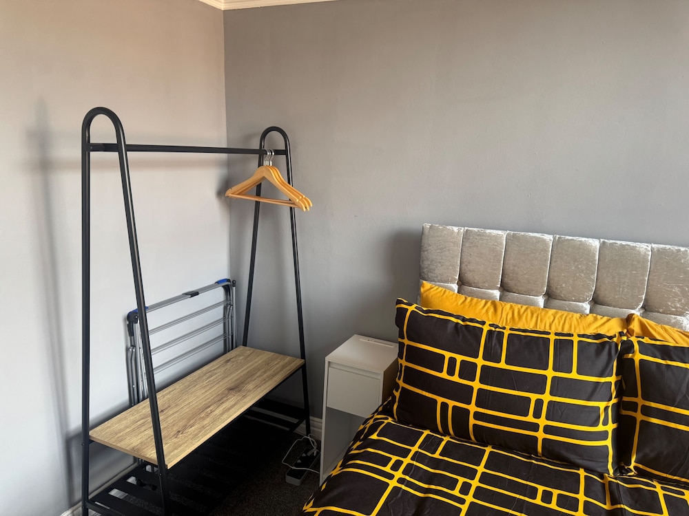 9 Guests - Free Parking - Cozy 3 Bedrooms
