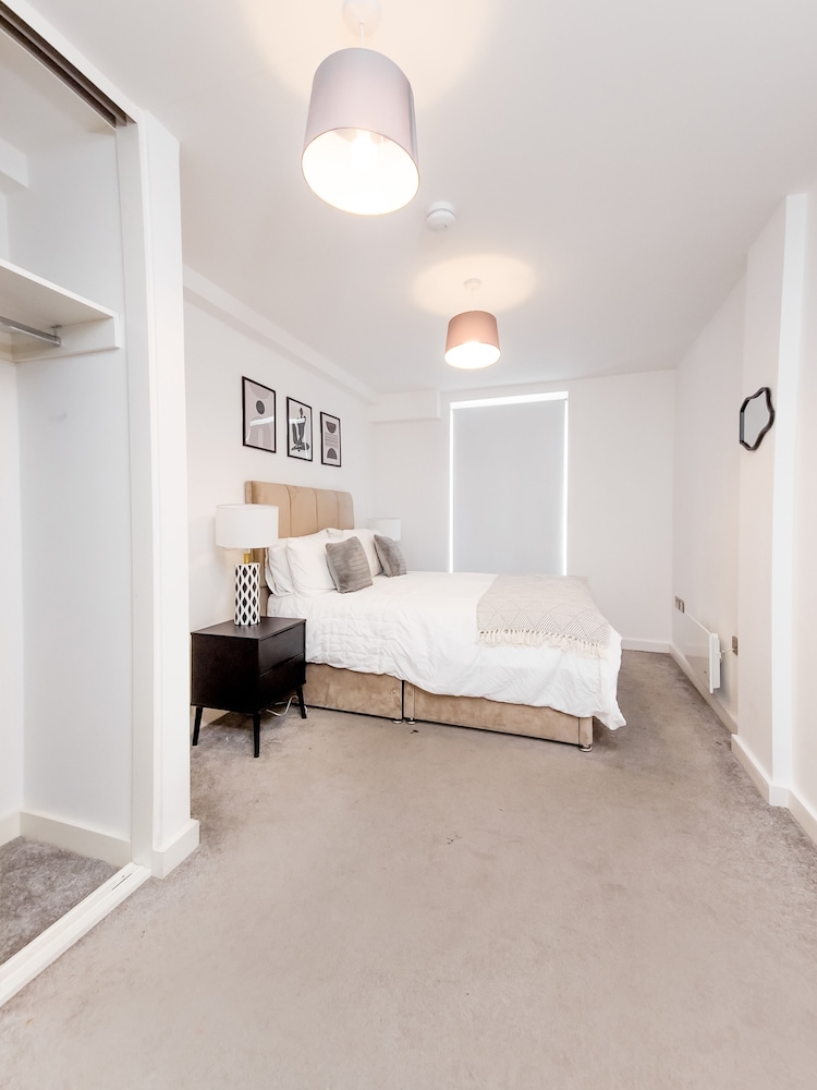 Cosy 2 Bedroom 2 Bath Apartment With Free Parking view 4