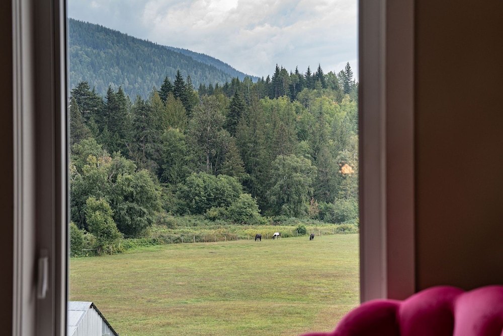 Revelstoke Lakehouse by Revelstoke Vacations