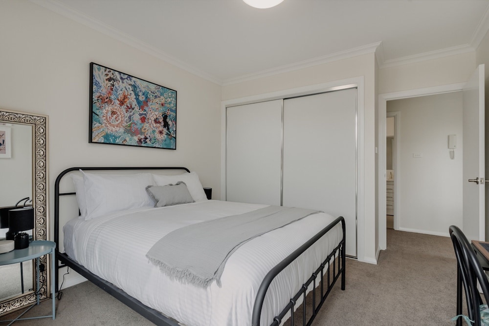 Peaceful 1-bed Apartment Close to Lonsdale St
