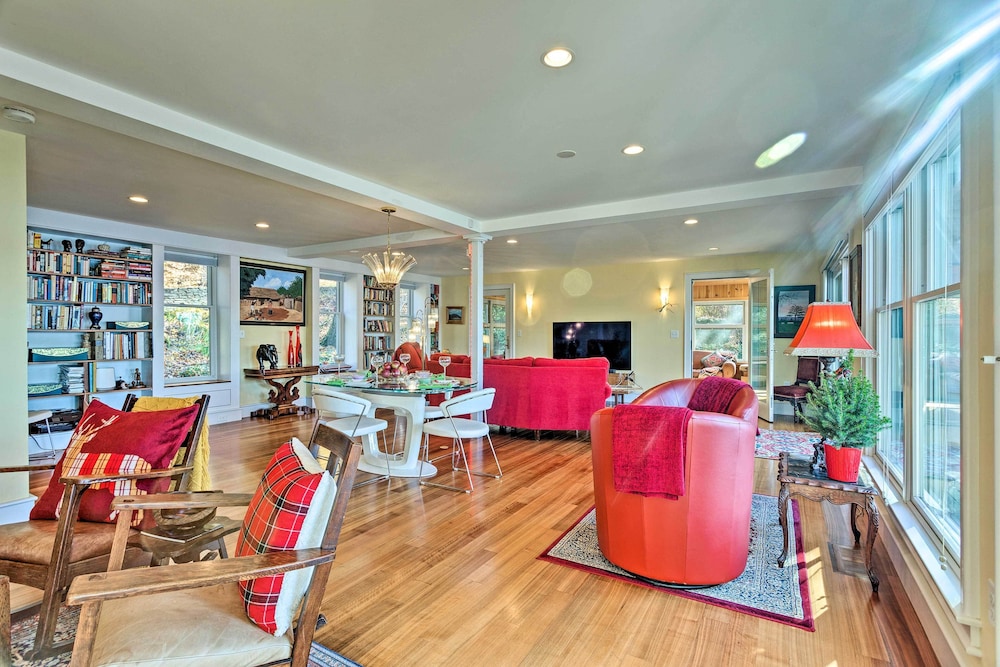 Vibrant Sterling Lakefront Lodge w/ Kayaks