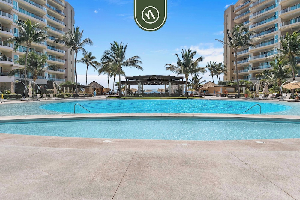 Oceanfront 2 BR Condo - Beach - Restaurant - Gym