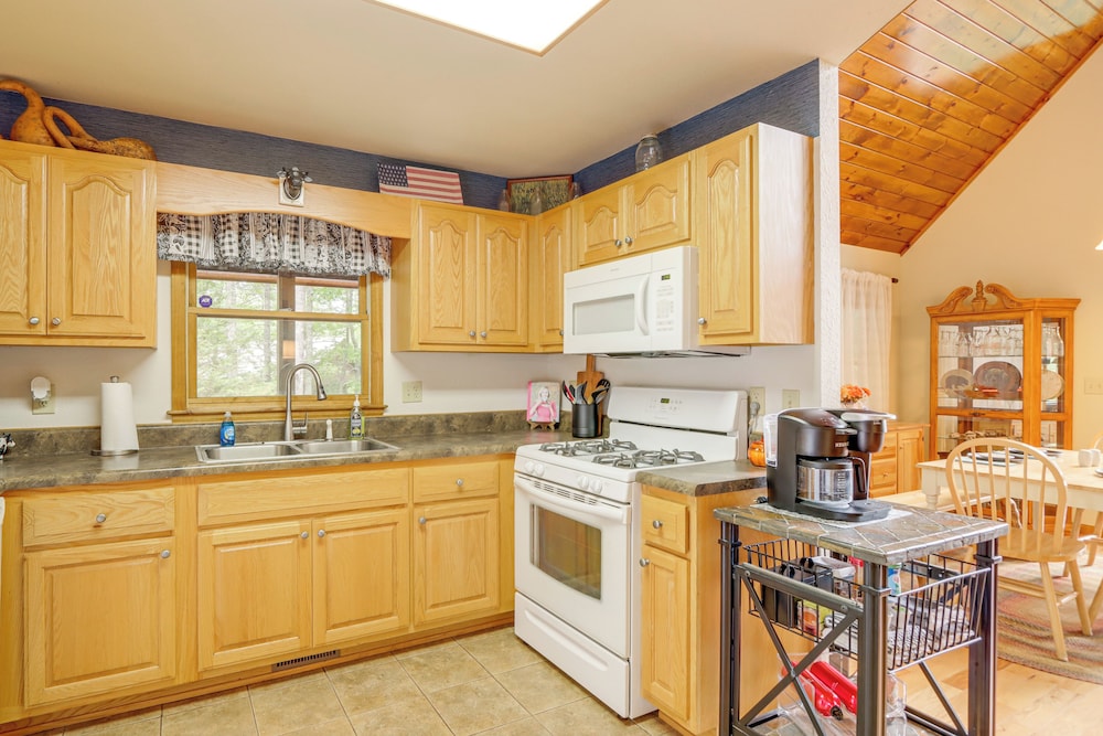 Year-round Mtn View: Pet-friendly Murphy Retreat